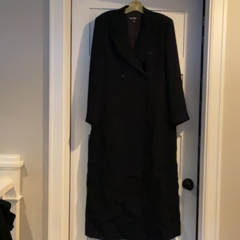 Vintage Emanuel Women’s black size 8 trench coat